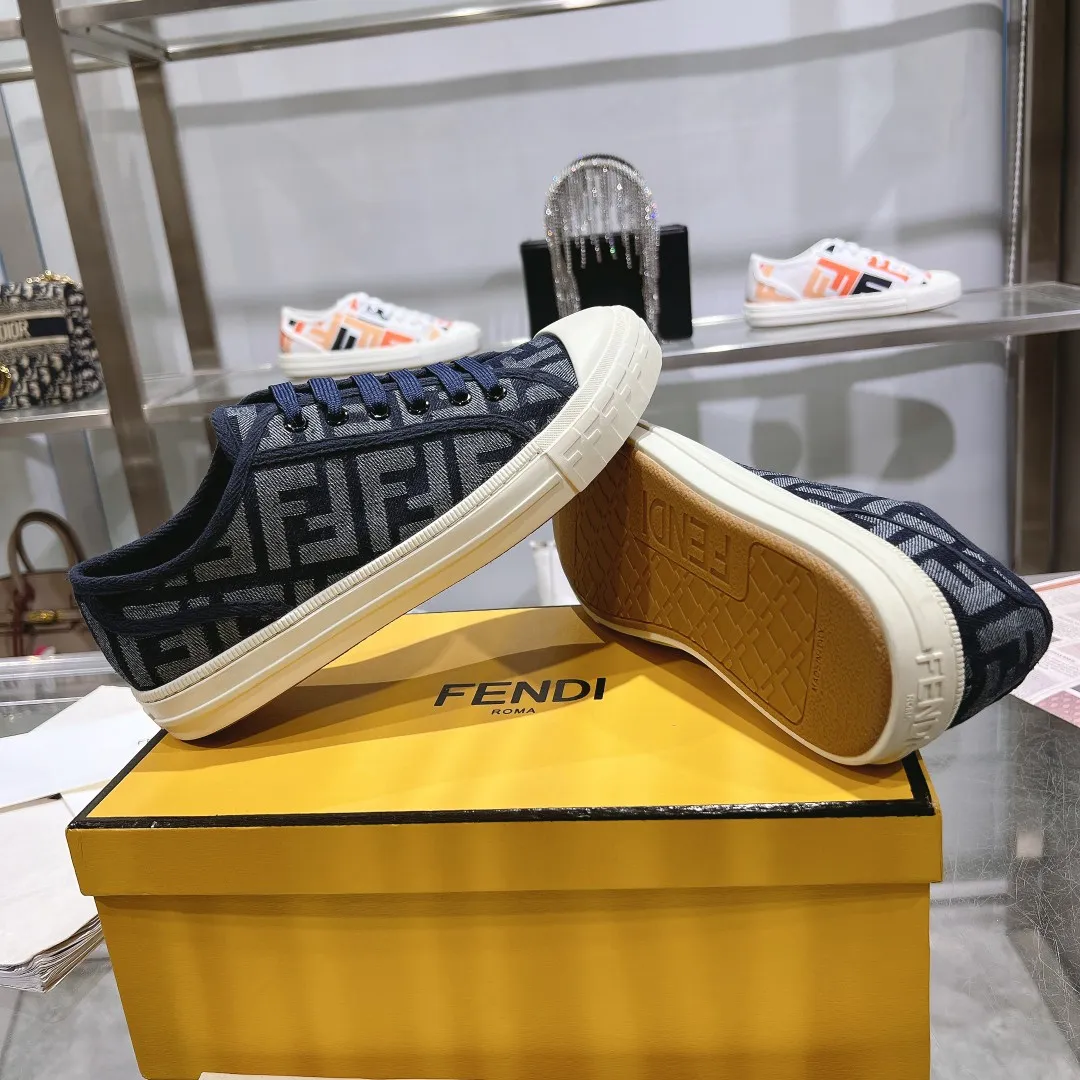 Couple style 💰460❤️Fendi Fendi's latest couple canvas shoes ❑ Fabric: Original customized imported jacquard canvas material ❑ Inner lining: Imported canvas material ❑ Sole: Original molded non-slip TPU outsole ❑ Bottom thickness: 2.5cm ❑ Size: Women's 35-40/Men's 39-45